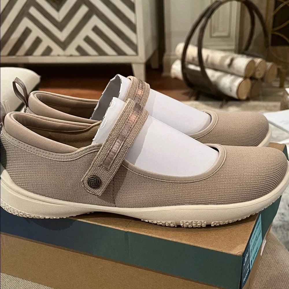 JBU Taupe Merry Knit Mary Janes/NIB/9.5M - Picture 9 of 14